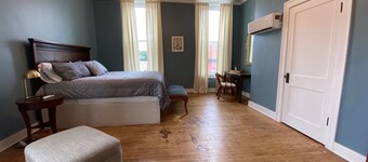 Studio furnished apartment located in the heart of downtown Hannibal, Missouri.
