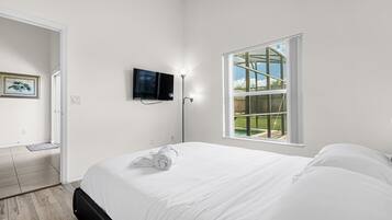 Family House | 4 bedrooms, in-room safe, iron/ironing board, free WiFi