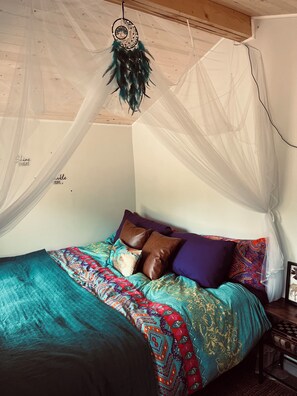 1 bedroom, bed sheets