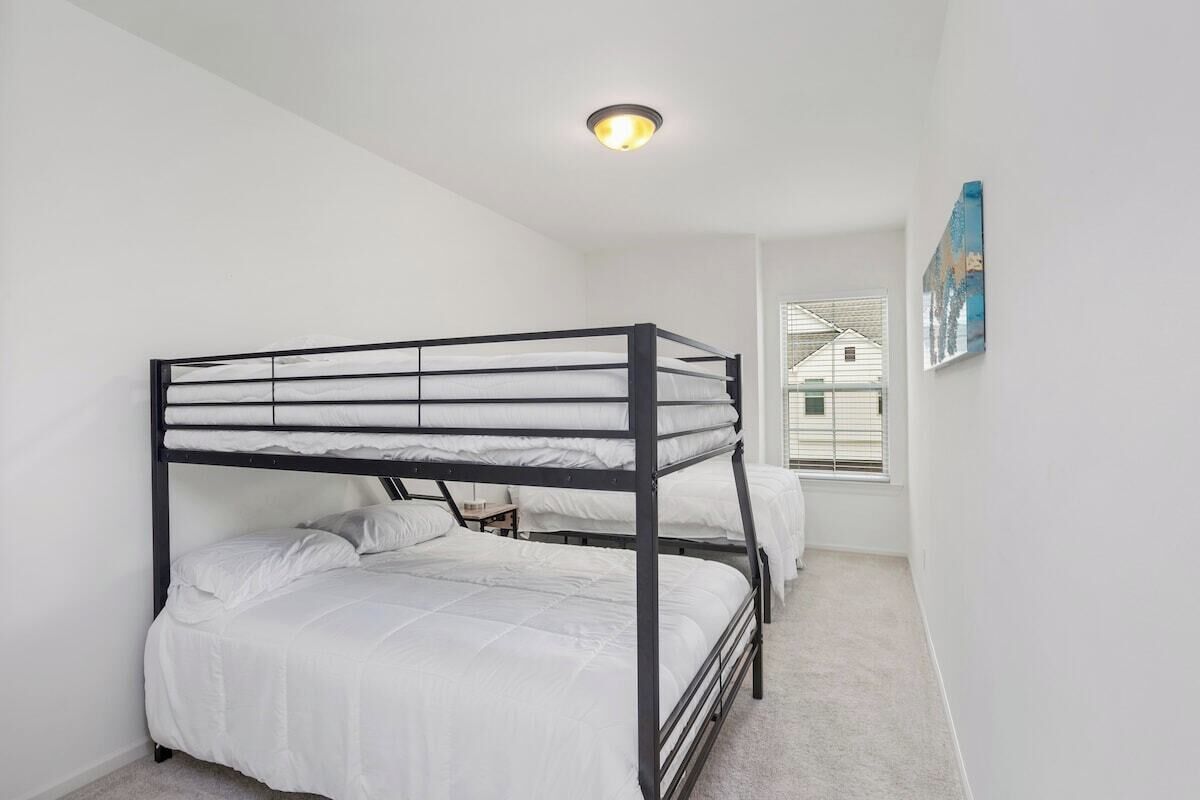 3 bedrooms, iron/ironing board, travel crib, WiFi (free)