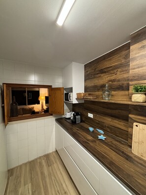 Kühlschrank, Mikrowelle, Ofen, Geschirrspüler