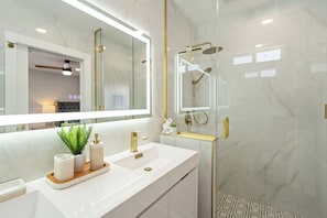 Dusche, Haartrockner, Handtücher, Seife
