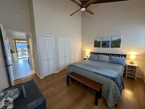 2 bedrooms, desk, WiFi, bed sheets - Oceanfront Penthouse with Loft! (Kailua Kona)