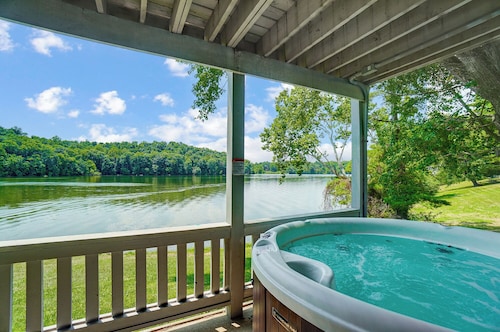 Lakefront Home: Fishing + Kayaking + King Bed + Hot Tub