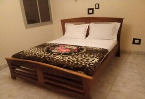 3 bedrooms, bed sheets - Furnished roadside apartments in New bell (Douala)