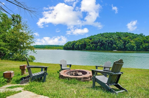 Lakefront Home: Fishing + Kayaking + Hot Tub