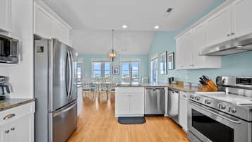 Kylskåp, mikrovågsugn, ugn och spishäll