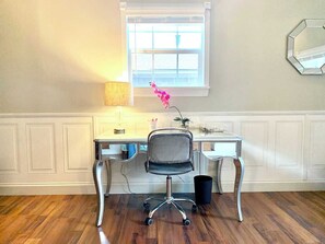 Interior - Huge, Family-Friendly Home. 10-Mins to Downtown!  Giant TV's, sweet back porch! (Savannah)