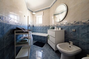 Secadora de cabello, bidet, toallas, jabón 