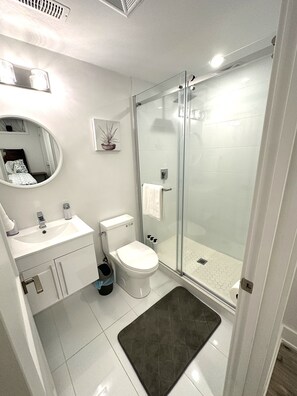 Een douche, een haardroger, handdoeken, zeep