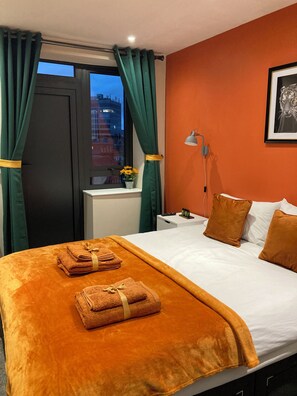 3 bedrooms, iron/ironing board, WiFi, bed sheets - 
Central Sheffield 3BED 3BATH V Pent-Apartment
 (Sheffield City Centre)