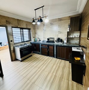 Réfrigérateur, micro-ondes, cafetière/bouilloire, bouilloire électrique