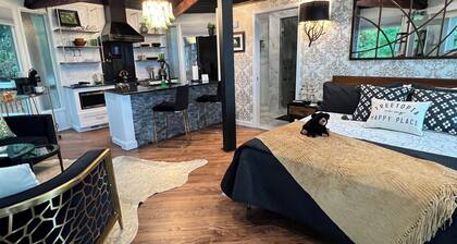 Romantic Couples Cabin in Big Canoe, Lake & Mountain View, Hot Tub, Gas Logs