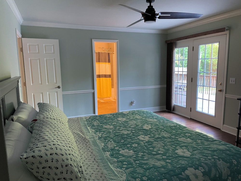 Toplevel of a modern splitlevel home. FuquayVarina Vrbo