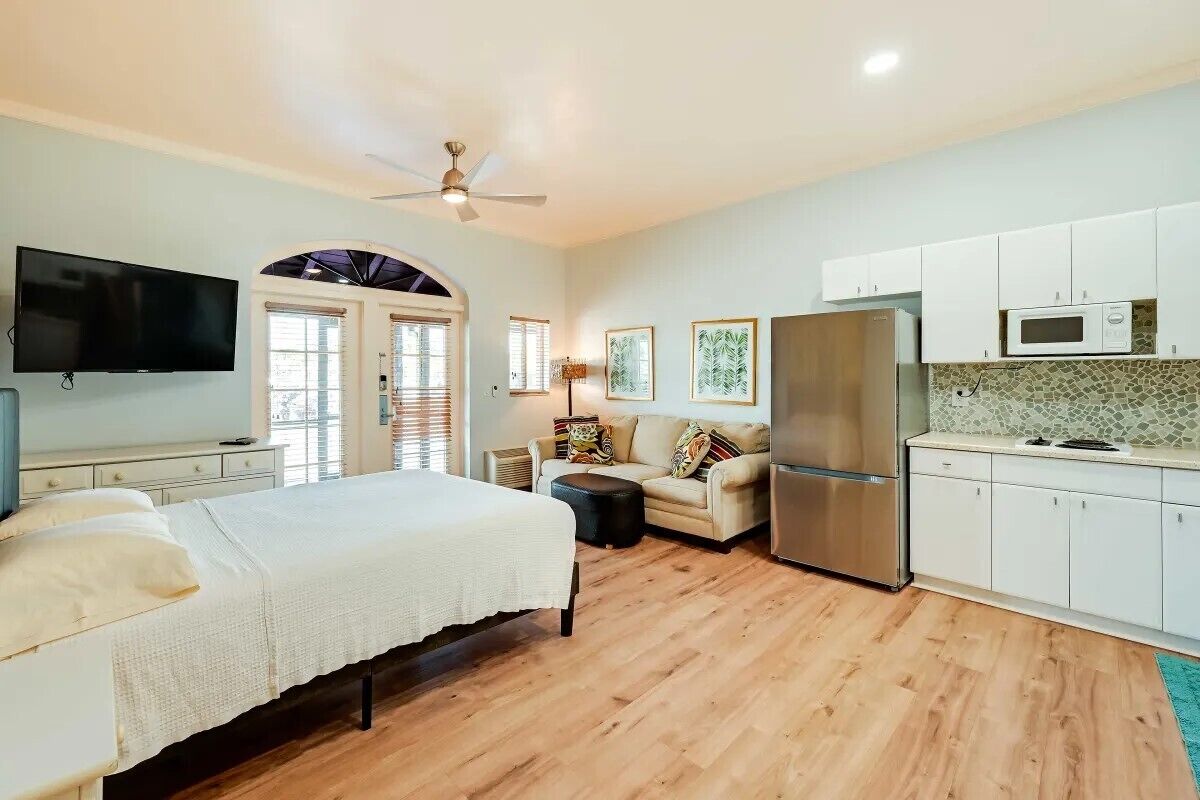 Comfortable, convenient and close to the 10,000 islands of the Everglades.