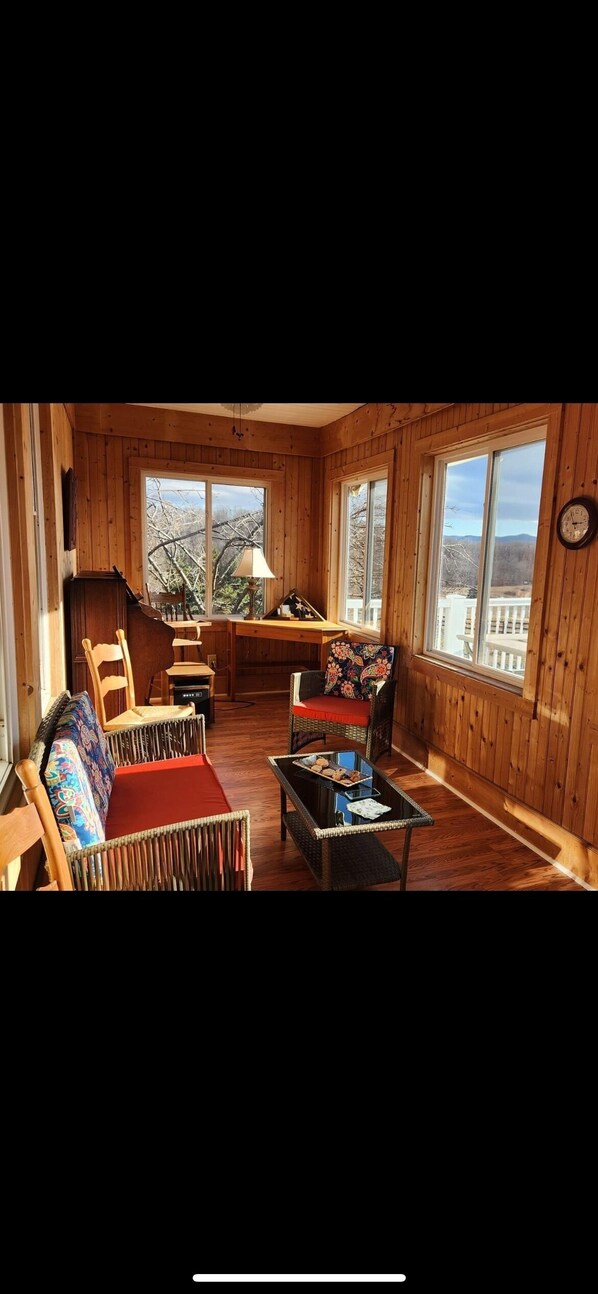 TV connectée, cheminée, livres