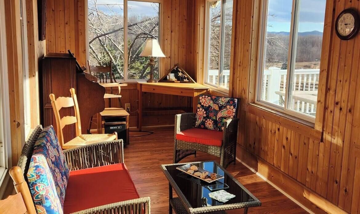 Smart TV, chimenea y libros 