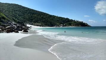 Perto da praia, areia branca, bar na praia