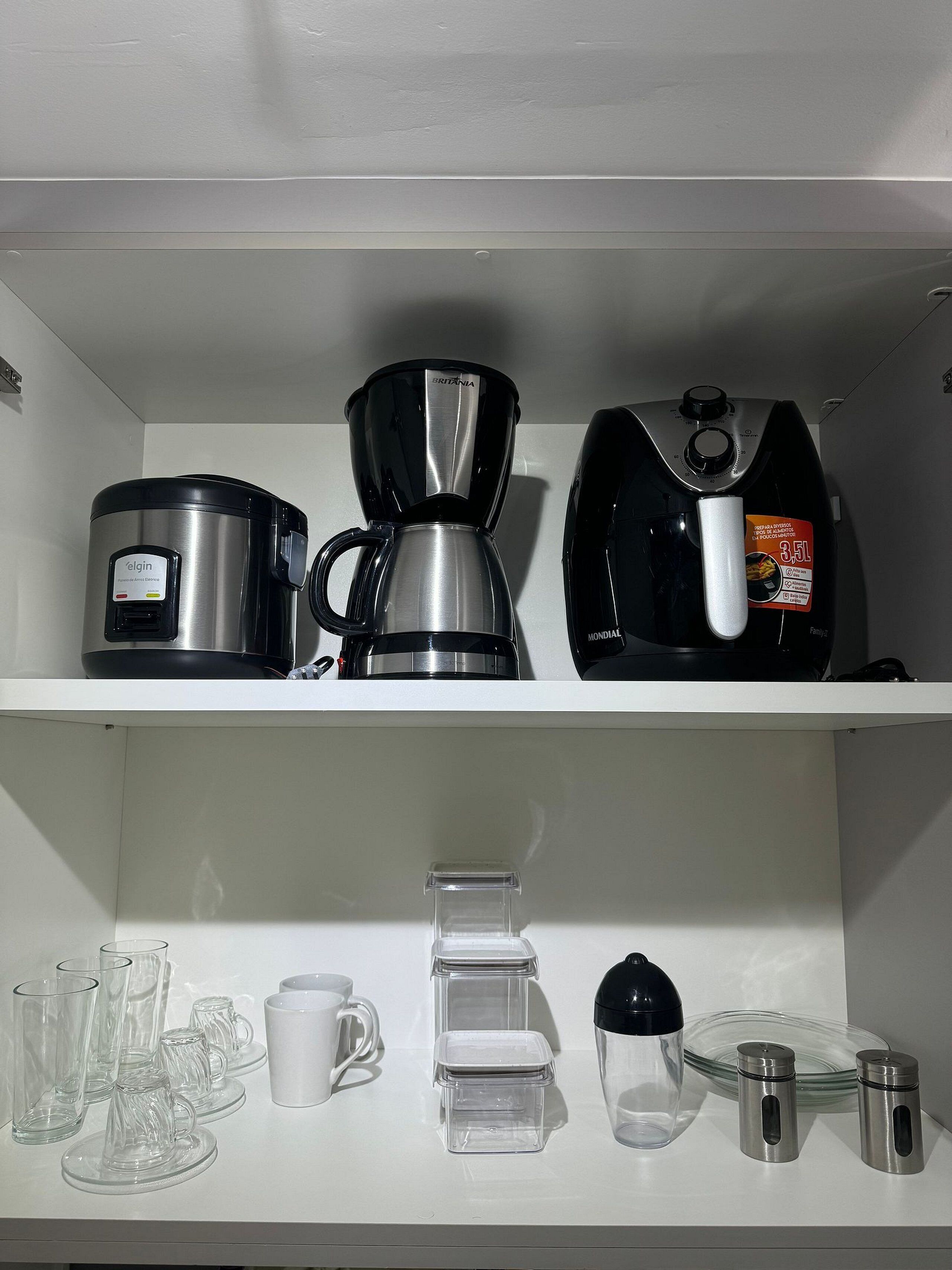 Una balda de cuina amb diferents cafetera i recipients de vidre.