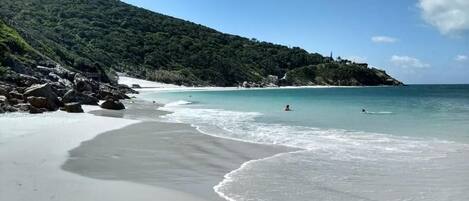 Ranta lähistöllä, valkoista hiekkaa, rantabaari