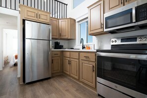 Fridge, microwave, oven, stovetop - New Tiny Home on Private 1 Acre with Power, AC/Heat, Starlink Internet (Williams)