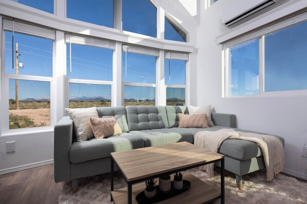 Smart TV - New Tiny Home on Private 1 Acre with Power, AC/Heat, Starlink Internet (Williams)