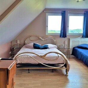 2 bedrooms, travel cot, free WiFi