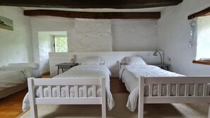 5 habitaciones, escritorio y tabla de planchar con plancha 