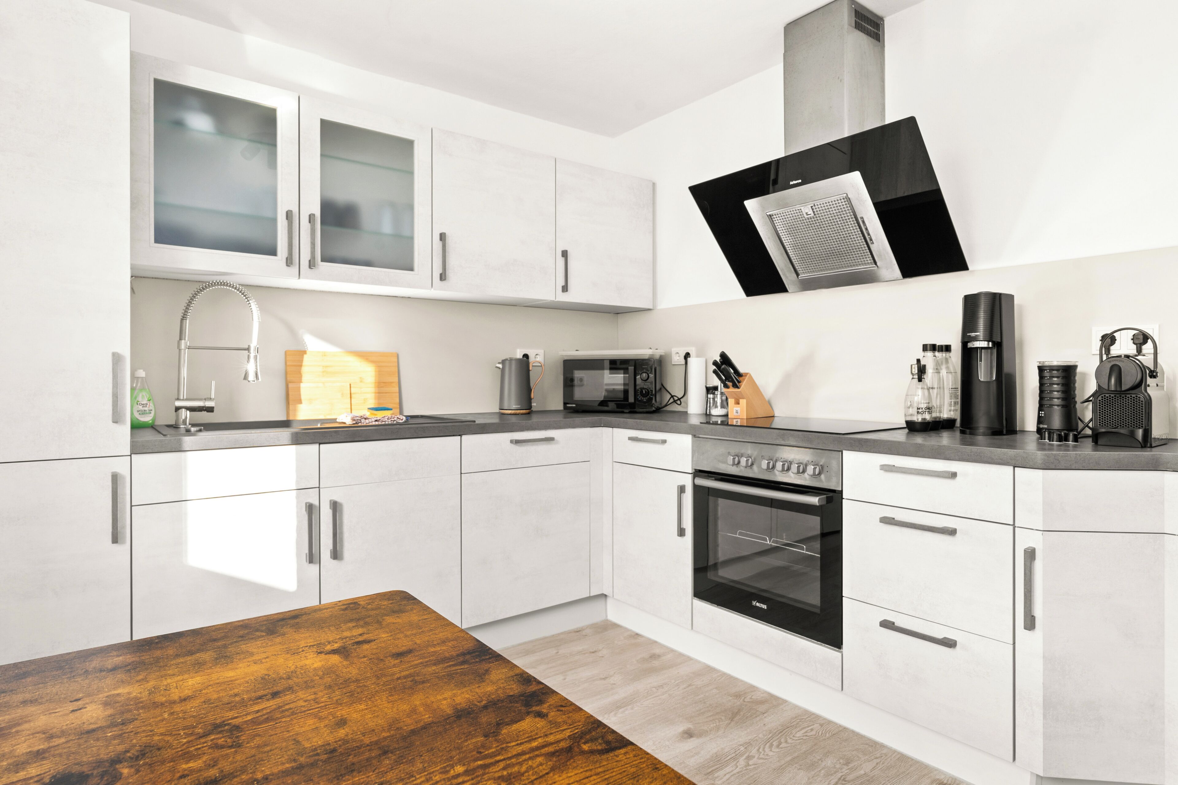 Kühlschrank, Mikrowelle, Ofen, Herdplatte