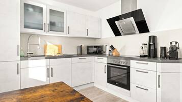 Kühlschrank, Mikrowelle, Ofen, Herdplatte