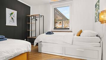 2 Schlafzimmer, Schreibtisch, Bügeleisen/Bügelbrett, Reisekinderbett