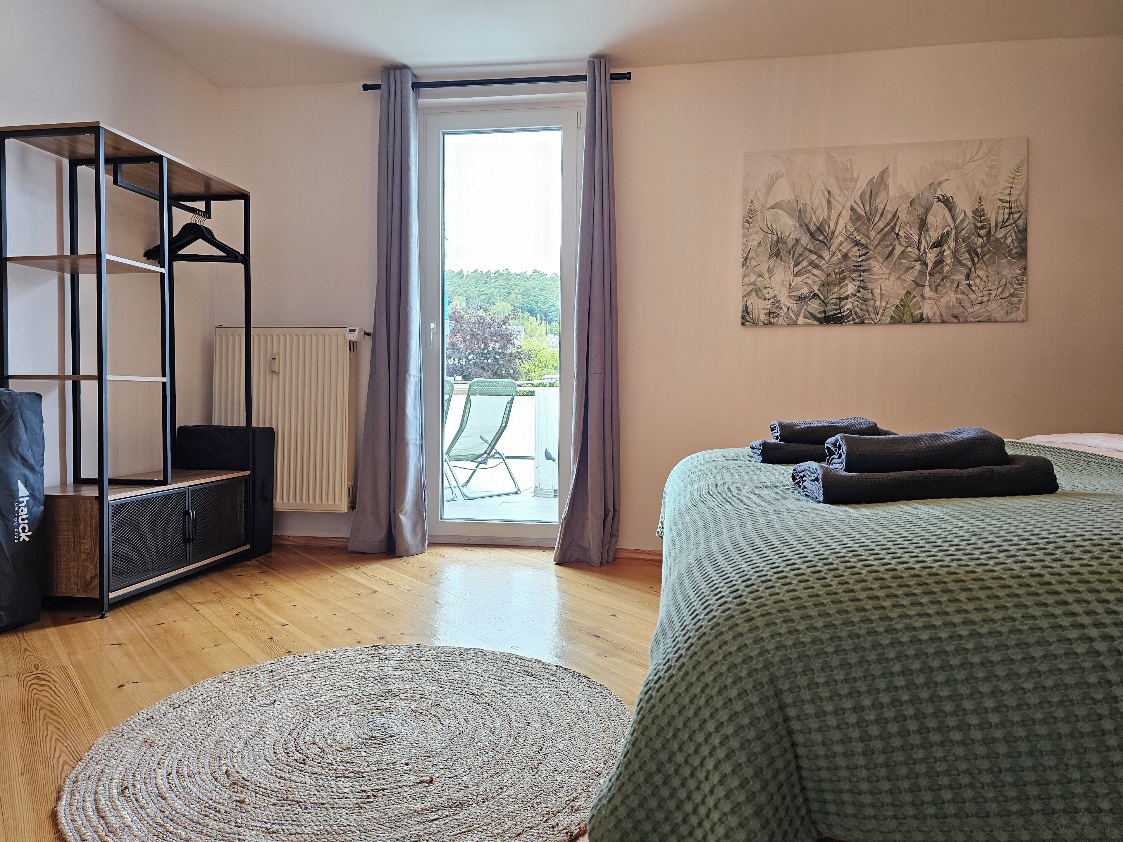 2 Schlafzimmer, Schreibtisch, Bügeleisen/Bügelbrett, Reisekinderbett