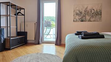 2 Schlafzimmer, Schreibtisch, Bügeleisen/Bügelbrett, Reisekinderbett