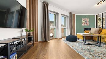 Smart-TV, Videospiele, Tischfußball, Bücher