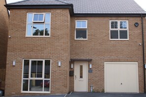 Exterior - Luxury getaway home. 5 mins to Xscape and Junction 32 shopping centres! (Castleford)