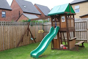 Children’s area - Luxury getaway home. 5 mins to Xscape and Junction 32 shopping centres! (Castleford)