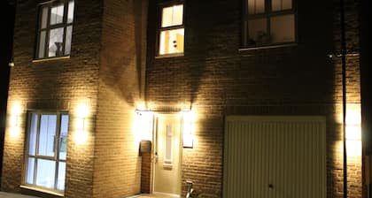Luxury getaway home. 5 mins to Xscape and Junction 32 shopping centres!