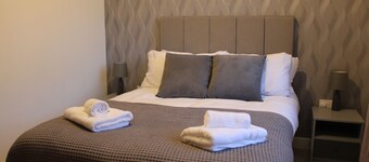 Luxury getaway home. 5 mins to Xscape and Junction 32 shopping centres!