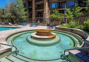 Alberca al aire libre y alberca climatizada