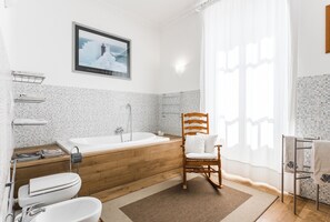 Bruser, hårtørrer, bidet, håndklæder