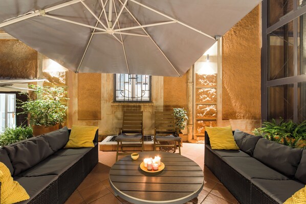 المنشأة من الداخل