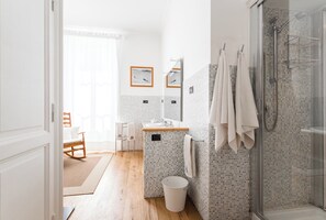 Shower, hair dryer, bidet, towels - Villa Michelangelo, your home in the heart of the eternal city (Roma)