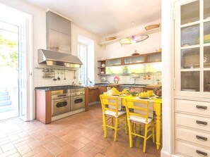 Microwave, oven, stovetop, dishwasher - Villa Michelangelo, your home in the heart of the eternal city (Roma)