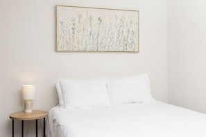 1 Schlafzimmer, Schreibtisch, Bügeleisen/Bügelbrett, Reisekinderbett