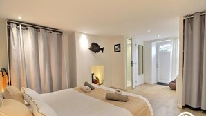 Ein Hotelzimmer mit zwei Betten, einem großen Spiegel und Blick ins Freie.