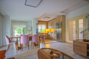 Villa Familiale | Cuisine privée | Grand réfrigérateur, micro-ondes, plaque de cuisson, lave-vaisselle