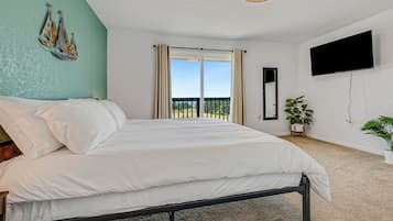 5 habitaciones, escritorio y tabla de planchar con plancha