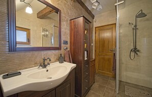 Shower, hair dryer - Nice home in Skrad with WiFi (Skrad)