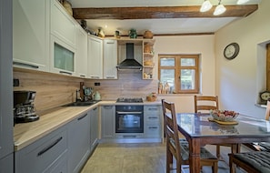 Fridge, oven, stovetop, dishwasher