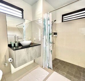 Dusche, Haartrockner, Handtücher